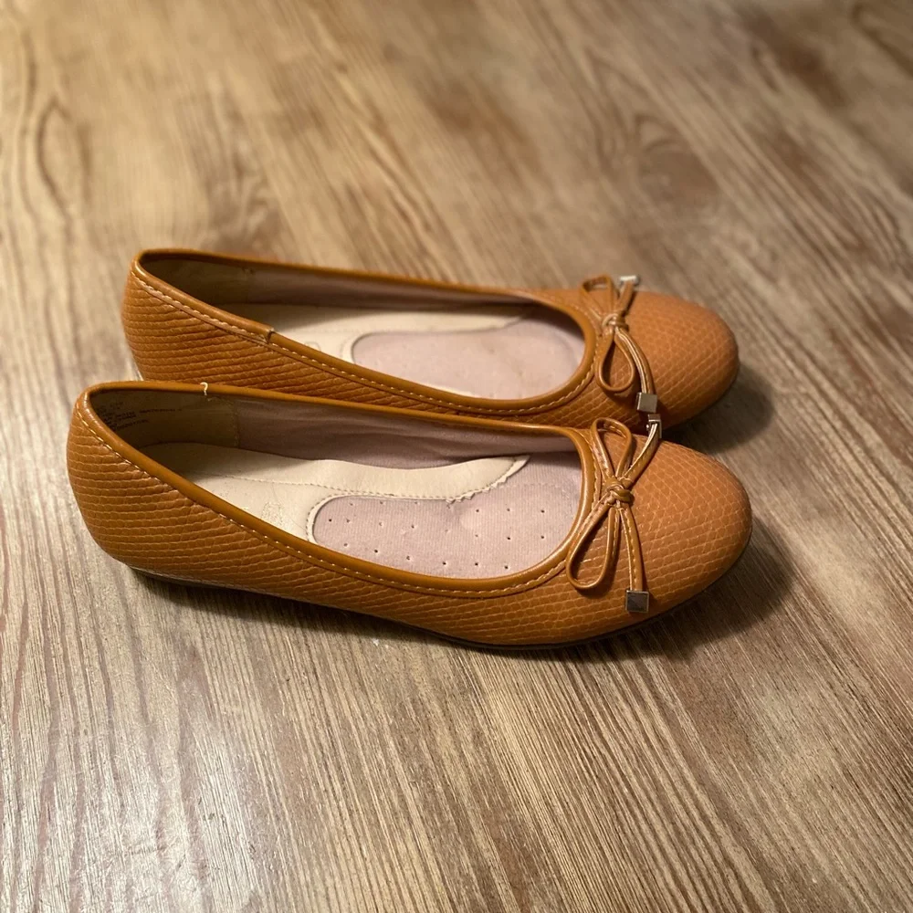 GOLD TOE WARM CARAMEL COMFORT BALLET FLATS SIZE 10M LIKE NEW! FAUX LEATHER FALL